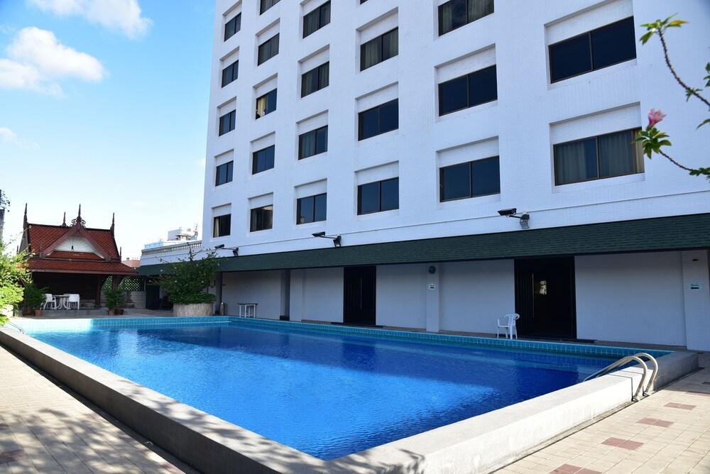 Bp Grand Tower Hotel Hatjaj Kültér fotó